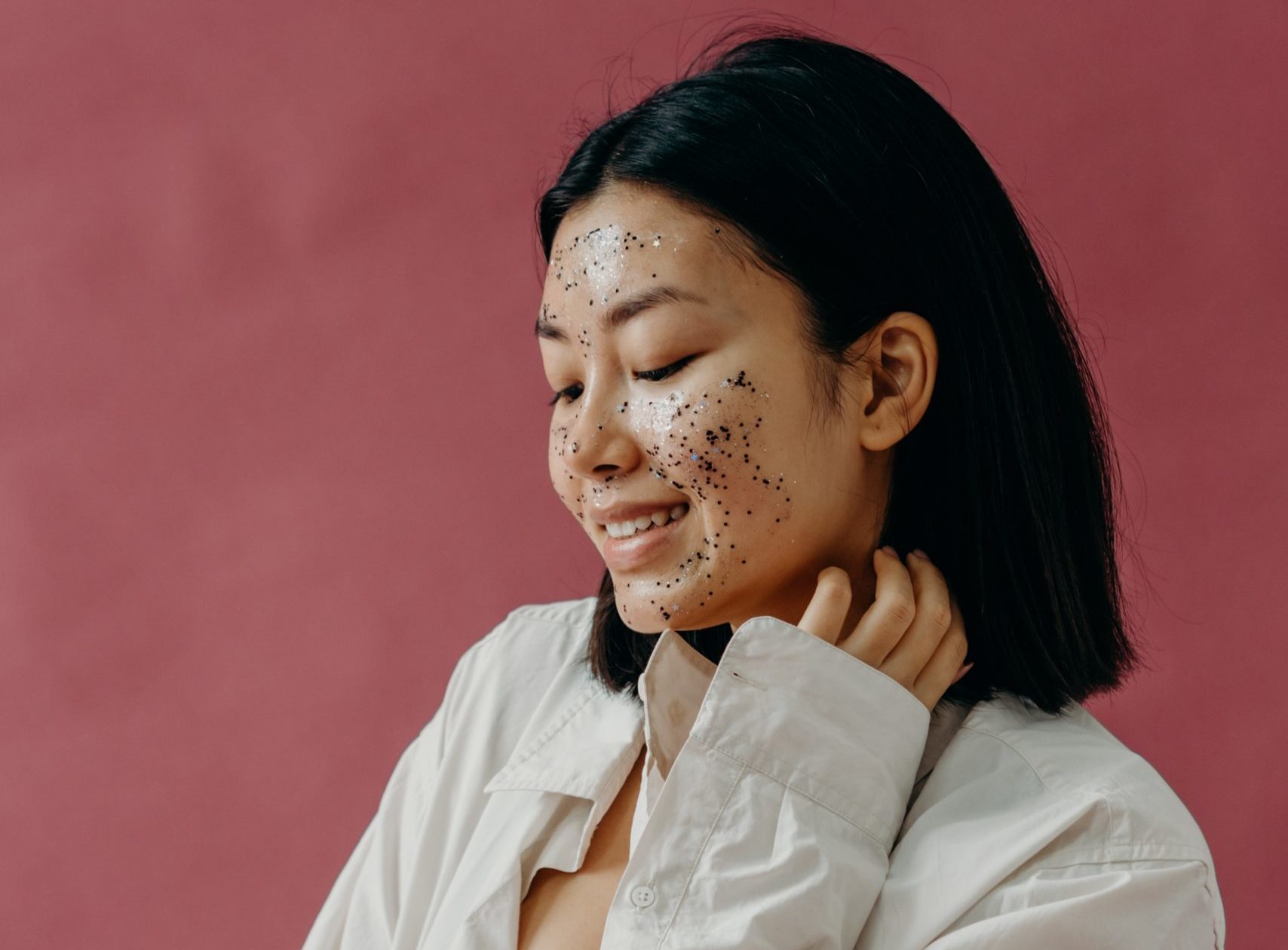 woman exfoliating her face